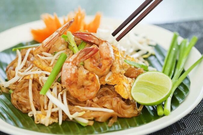 ผัดไทยกุ้งสด Stir-fried Rice Noodles With Shrimp タイ風焼きそば (エビ入り)