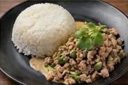 ข้าวลาบ Spicy Mined Meat Salad on Rice (Larb)